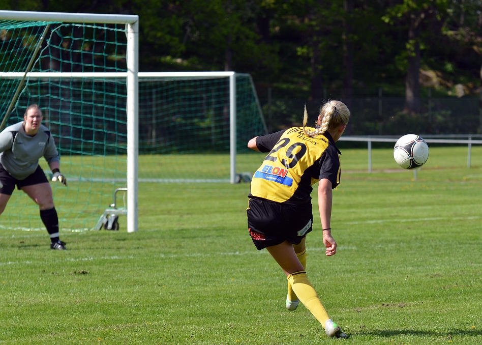 2013_0525_08.JPG - Sofie Olsson skjuter mot mål men bollen drar iväg lite för mycket åt höger