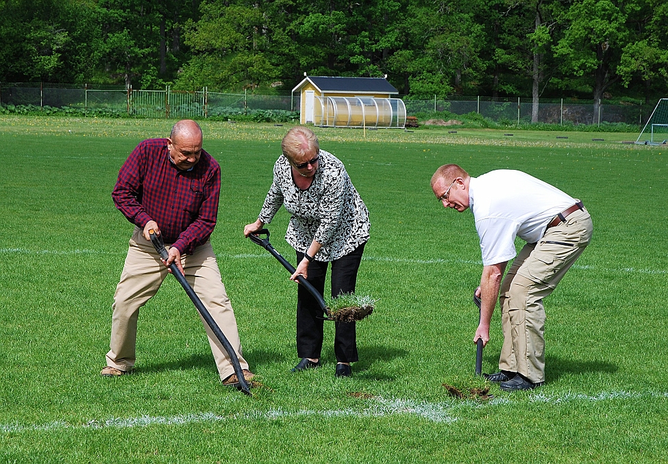 2014_0526_101326AA.JPG - Manuel Huerta, Agneta Bode och Carl-Erik Almskoug tar de symboliska första spadtagen
