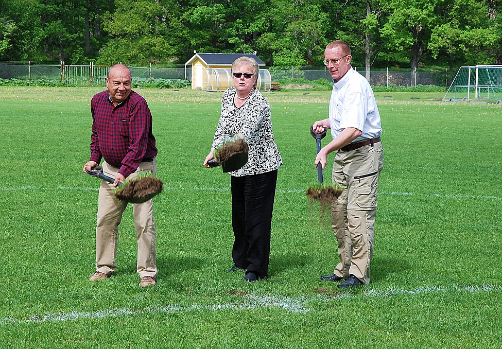 2014_0526_101337AA.JPG - Manuel Huerta, Agneta Bode och Carl-Erik Almskoug tar de symboliska första spadtagen