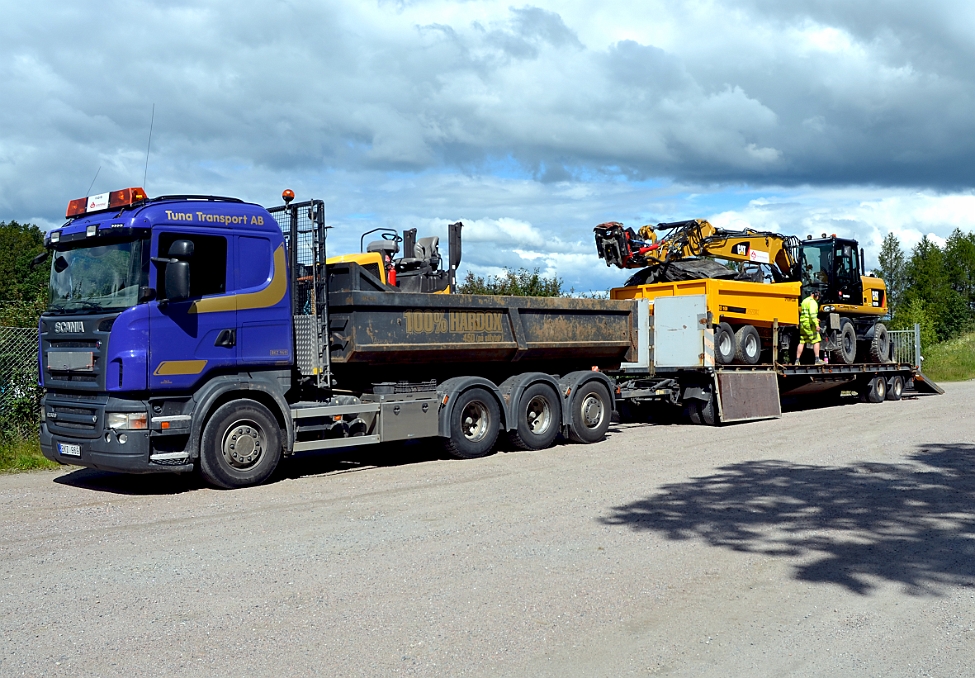 2014_0623_110234AA.JPG - Avlastning av grävskopa från en dragbil