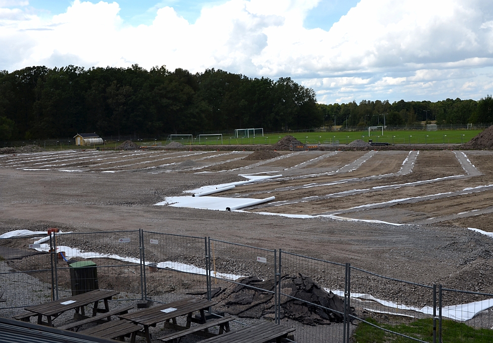 2014_0816_142859AA.JPG - Nu är "diken" för dräneringen gjorda och ett täckningslager med grus börjar läggas ut