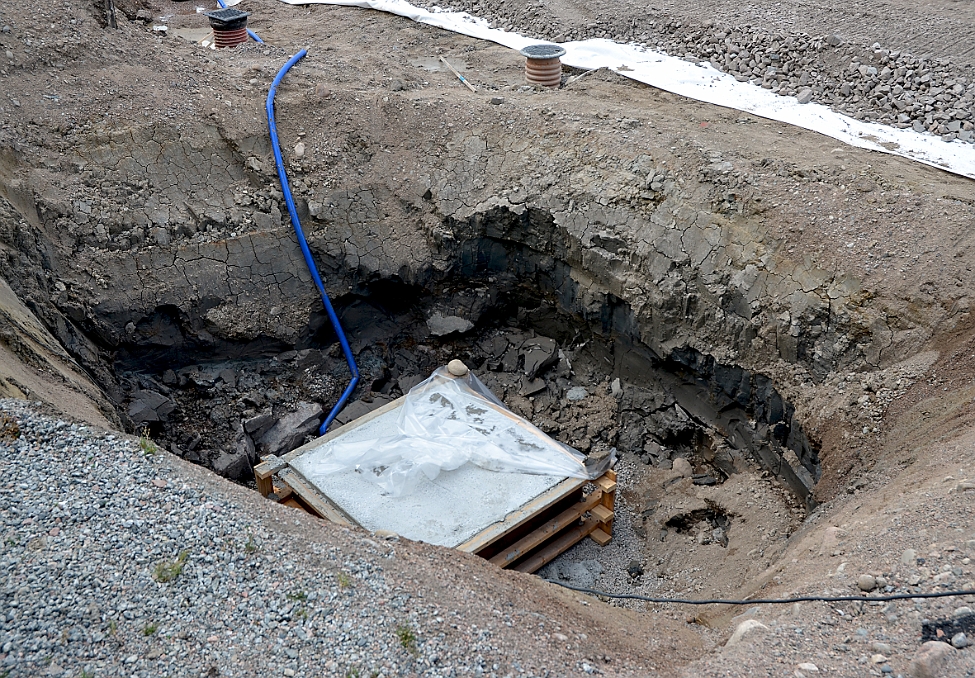 2014_0816_143200AA.JPG - Grunden där en av belysningsstolparna skall stå