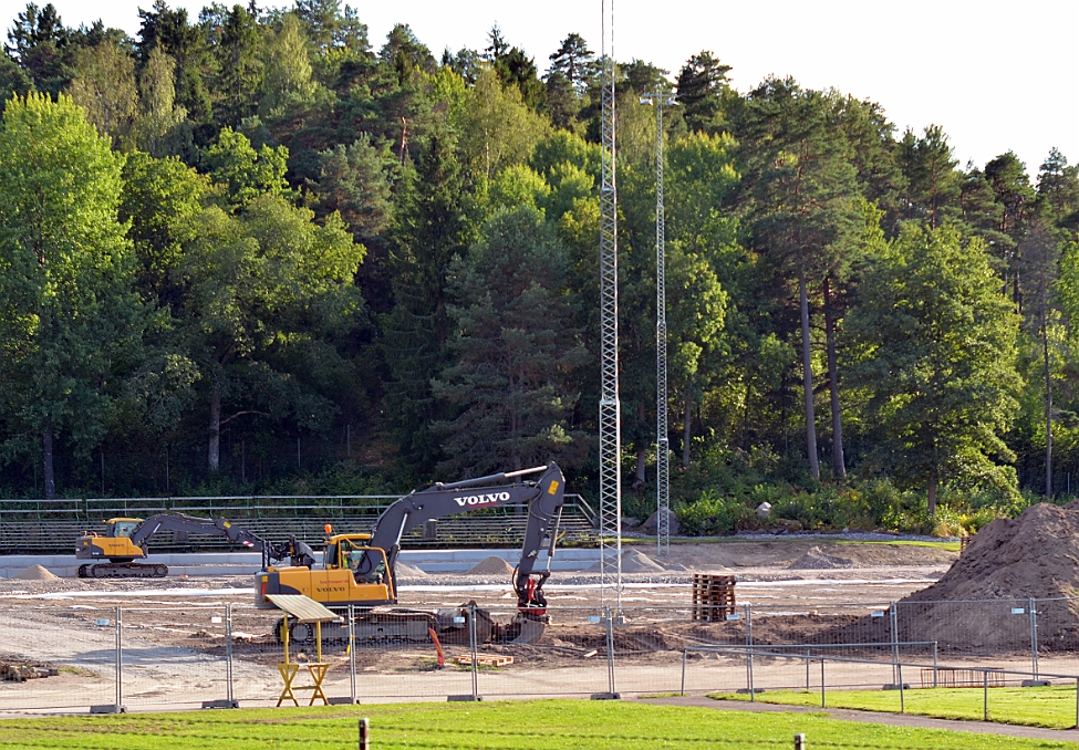 2014_0828_173511AA.JPG - Belysningsstolpar är nu monterade