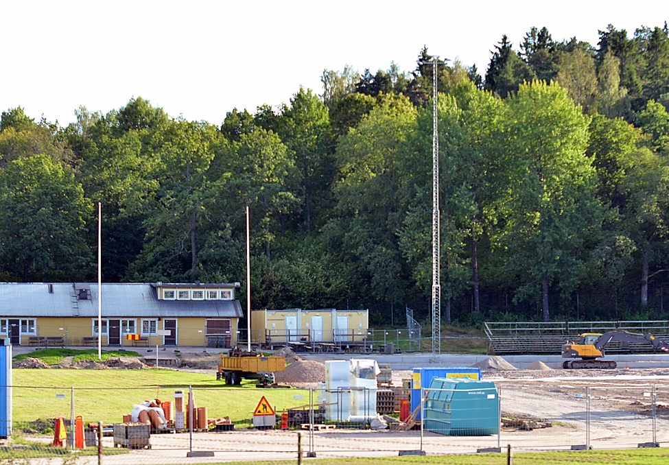 2014_0828_173515AA.JPG - Belysningsstolpar är nu monterade