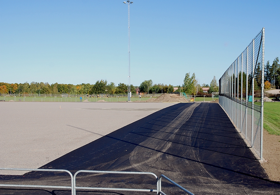 2014_0927_104353AA.JPG - Nu har man börjat med asfaltering runt planen, snart dags att lägga ut konstgräset.