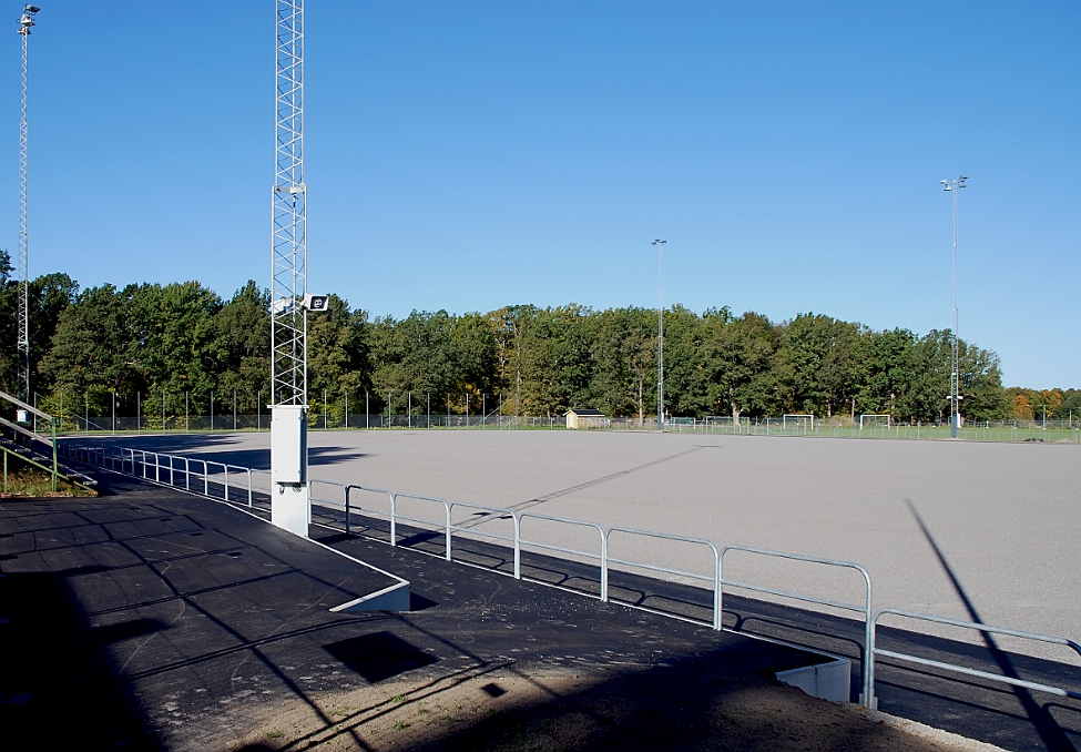 2014_0927_104430AA.JPG - Nu har man börjat med asfaltering runt planen, snart dags att lägga ut konstgräset.