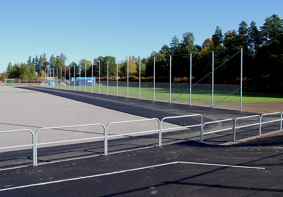 2014_0927_104508AA.JPG - Nu har man börjat med asfaltering runt planen, snart dags att lägga ut konstgräset.