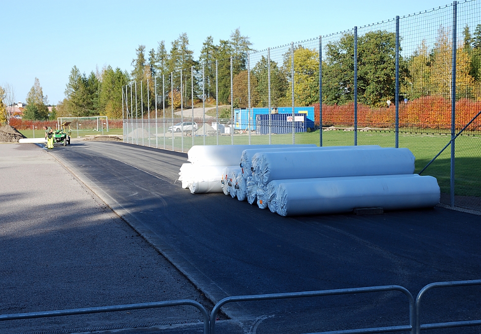 2014_0930_154434AA.JPG - Nu återstår bara finputsningen innan gräset kommer på plats