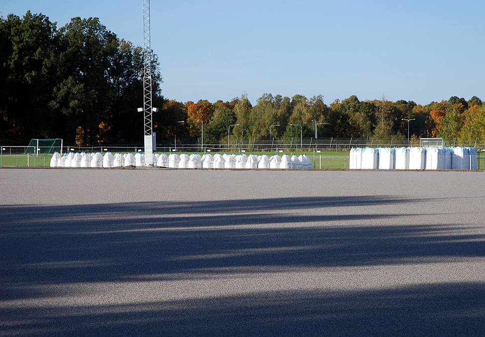 2014_0930_154522AA.JPG - Nu återstår bara finputsningen innan gräset kommer på plats