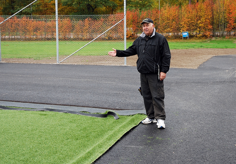 2014_1002_100027AA.JPG - Salih är med och "inspekterar"