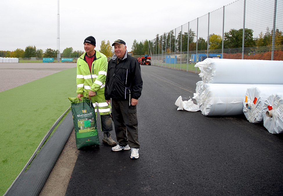 2014_1002_100308AA.JPG - Salih ser ganska nöjd ut av att konstgräset kommer på plats