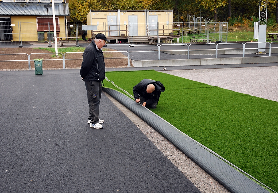2014_1002_100507AA.JPG - Det är noga med inpassningen av våderna