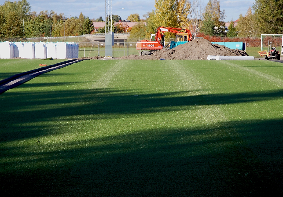 2014_1003_154950AA.JPG - Nu har man börjat att limma ihop våderna