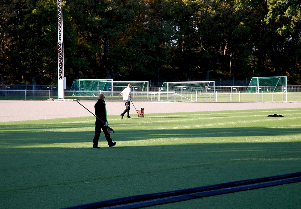 2014_1003_155001AA.JPG - Nu har man börjat att limma ihop våderna