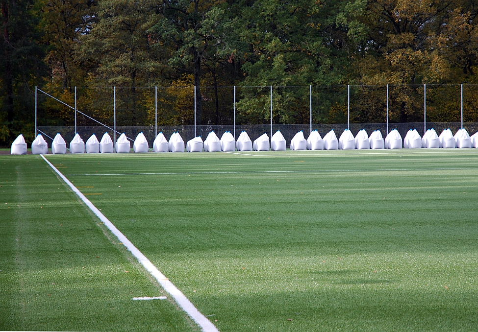 2014_1008_123845AA.JPG - Sanden i alla de här säckarna skall läggas ut på mattan