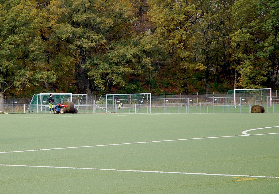 2014_1008_124010AA.JPG - Samtidigt gör man iordning utanför planen med vanligt naturgräs, som levereras i rullar